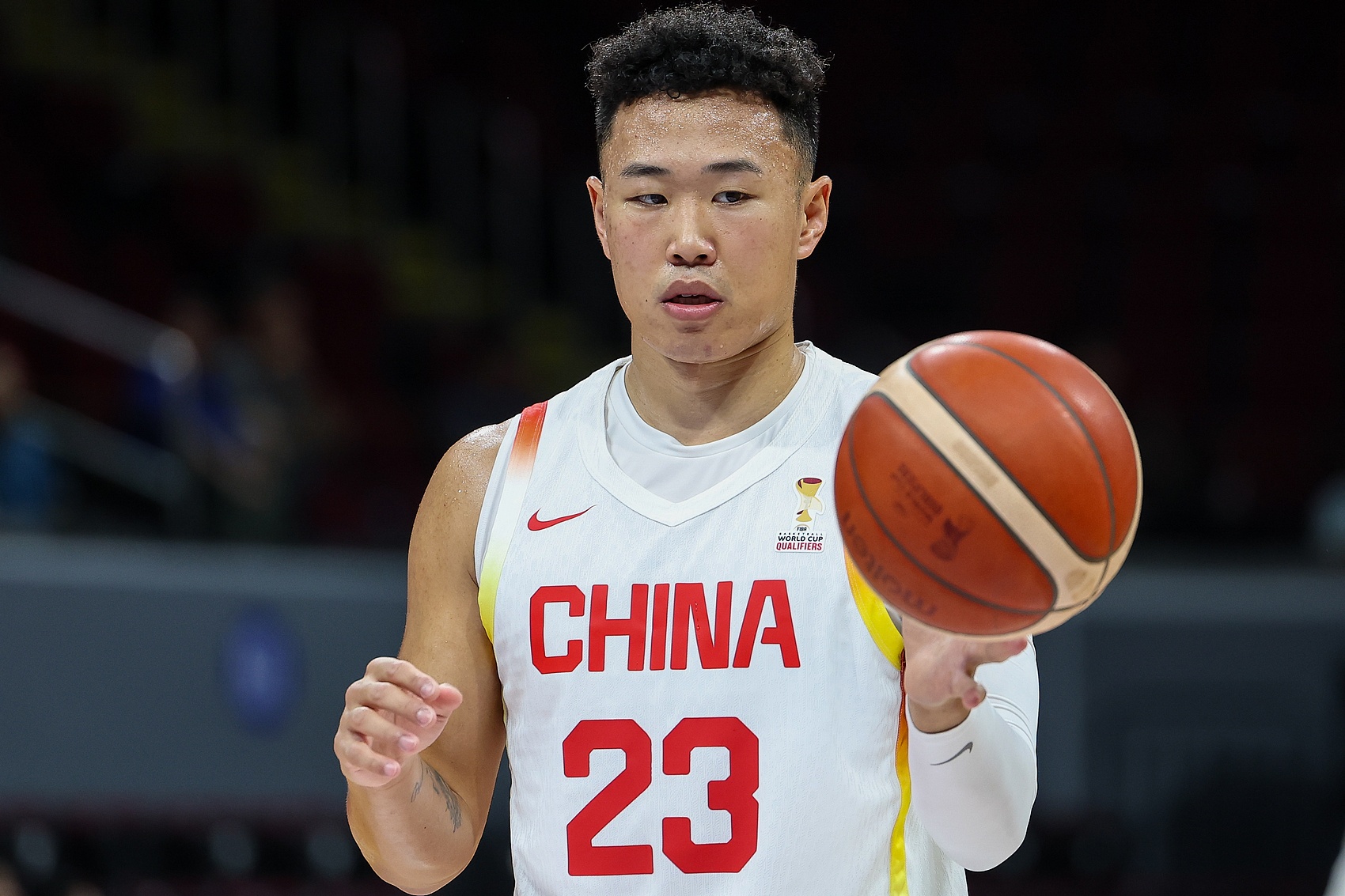 高效输出！贺希宁半场5投3中&三分4中2 得到9分1板1助1断