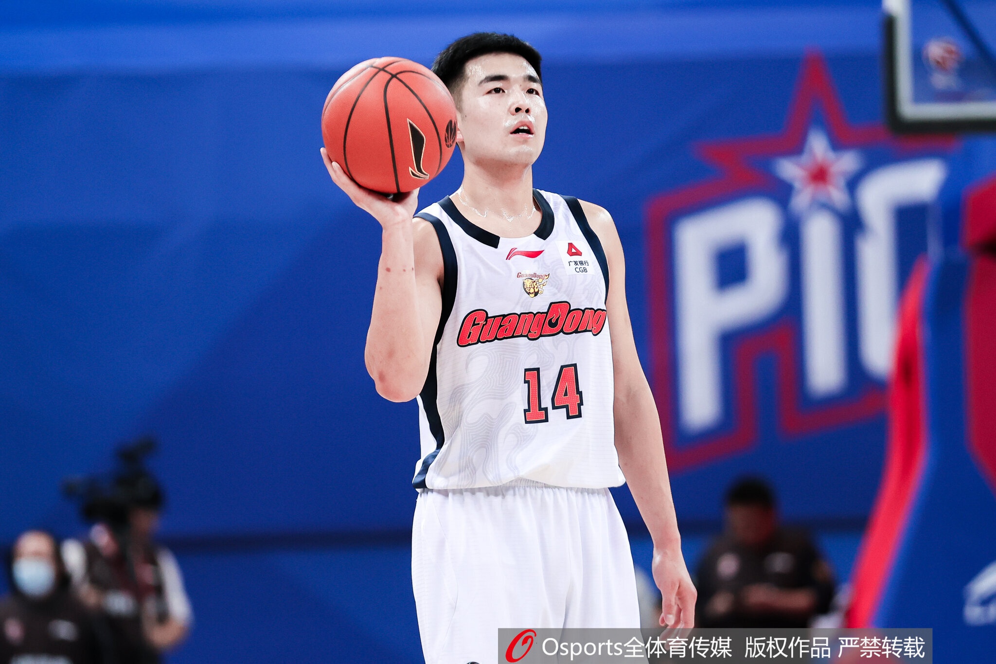 上赛季场均4分！媒体人：广东预计与张文逸达成一年C类续约合同