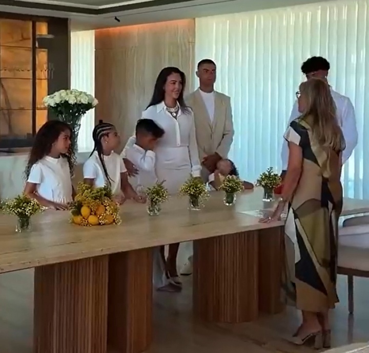 C罗在自家客厅结婚！乔治娜：城堡豪宅每天都有，但温馨婚礼难得