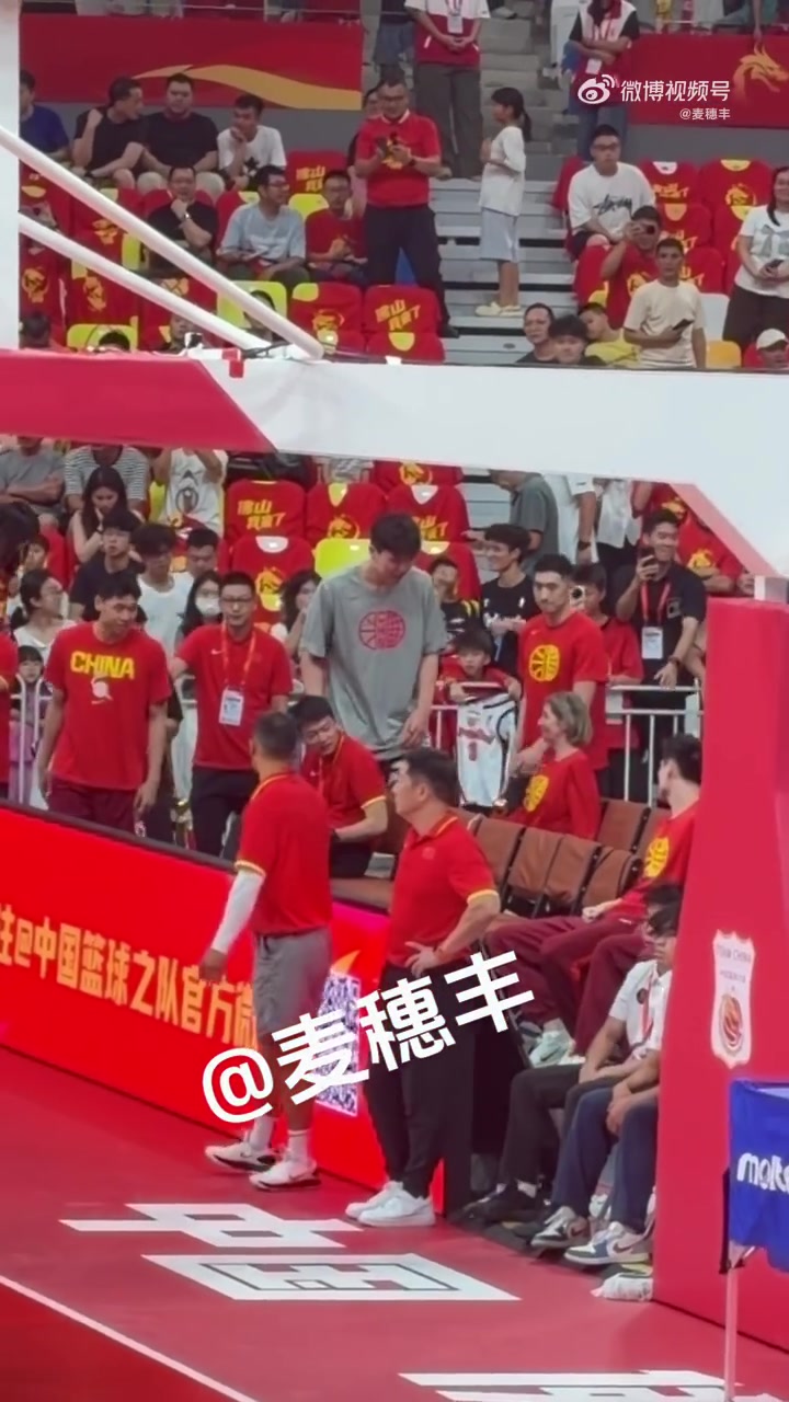 今天就当观众！杨瀚森底线前排座位和崔永熙&程帅澎等人一同观赛