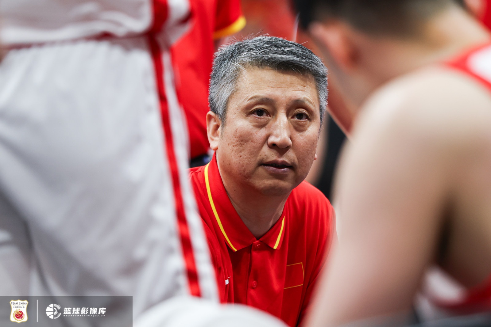 媒体人：中国男篮的5号位有时候真不知道联防要干嘛 位置都站不稳