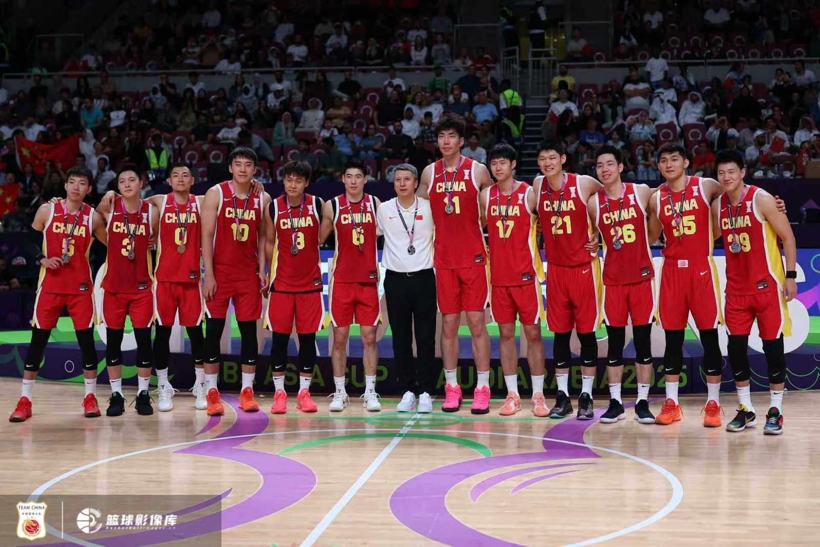 一年前的今天：中国男篮1分憾负澳大利亚男篮 夺得亚洲杯亚军
