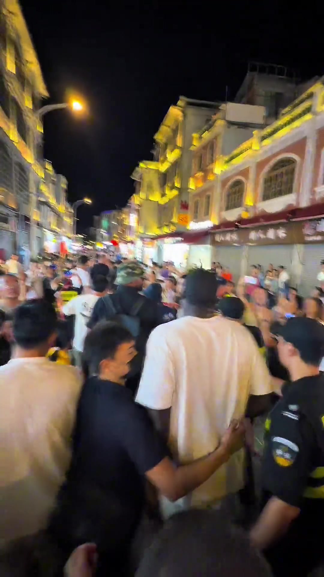 身边全是球迷举着手机！追梦格林汕头街头City Walk 打卡知名景点